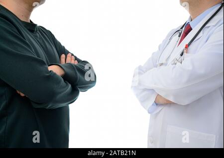 Patienten, die gegen den Arzt protestieren. Medizinisches Streitkonzept Stockfoto