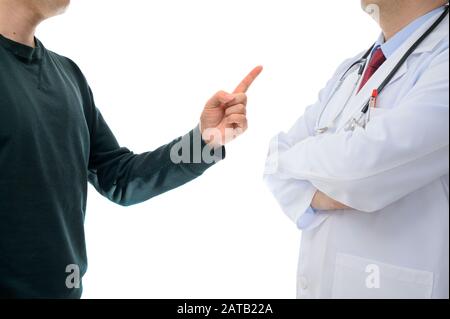 Patienten, die gegen den Arzt protestieren. Medizinisches Streitkonzept Stockfoto