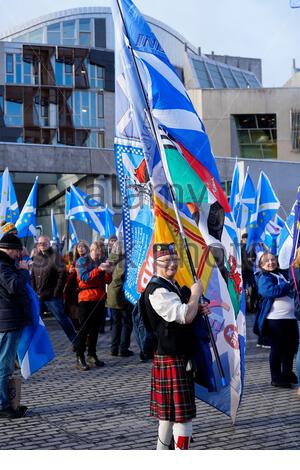 Edinburgh, Schottland, Großbritannien. Februar 2020. Stehen Sie Für den Scotland Day of Action. Am 31. Januar verließ Schottland die EU gegen ihren Willen, heute eine Kundgebung außerhalb des schottischen Parlaments, die das Recht forderte, eine bessere Zukunft als die der britischen Regierung zu wählen. Credit: Craig Brown/Alamy Live News Stockfoto