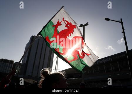 Allgemeiner Blick auf die walisischen Fans, die vor dem Guinness Six Nations Match im Fürstenstadion, Cardiff, zu Boden kommen. Stockfoto