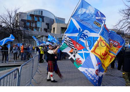 Edinburgh, Schottland, Großbritannien. Februar 2020. Stehen Sie Für den Scotland Day of Action. Am 31. Januar verließ Schottland die EU gegen ihren Willen, heute eine Kundgebung außerhalb des schottischen Parlaments, die das Recht forderte, eine bessere Zukunft als die der britischen Regierung zu wählen. Credit: Craig Brown/Alamy Live News Stockfoto