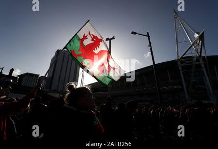 Allgemeiner Blick auf die walisischen Fans, die vor dem Guinness Six Nations Match im Fürstenstadion, Cardiff, zu Boden kommen. Stockfoto