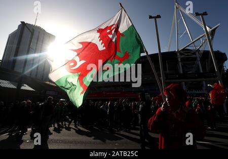 Allgemeiner Blick auf die walisischen Fans, die vor dem Guinness Six Nations Match im Fürstenstadion, Cardiff, zu Boden kommen. Stockfoto