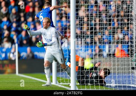 Leicester, Großbritannien. Februar 2020. Februar 2020; King Power Stadium, Leicester, Midlands, England; English Premier League Football, Leicester City gegen Chelsea; Kasper Schmeichel von Leicester City schreit bei seiner Verteidigung nach einem fast versäumten Kredit von Chelsea: Action Plus Sports Images/Alamy Live News Stockfoto