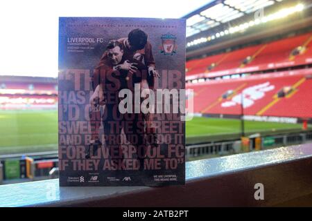 Anfield, Liverpool, Merseyside, Großbritannien. Februar 2020. English Premier League Football, Liverpool versus Southampton; heutiges Spielprogramm am Kop-Ende, das die ehemaligen Vereinslegenden Bob Paisley und Emlyn Hughes auf dem Cover aufzeigt - Ausschließlich redaktionelle Verwendung. Keine Verwendung mit nicht autorisierten Audio-, Video-, Daten-, Regallisten-, Club-/Liga-Logos oder Live-Diensten. Die Online-Nutzung ist auf 120 Bilder beschränkt, keine Videoemulation. Keine Verwendung bei Wetten, Spielen oder Einzelspielen/Liga-/Spielerveröffentlichungen Credit: Action Plus Sports/Alamy Live News Stockfoto