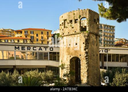 Der Ciapela Tower, ein altes Verteidigungsgebäude, vor dem modernen Markt Mercato Annonario in der Altstadt von Sanremo, Ligurien, Italien Stockfoto