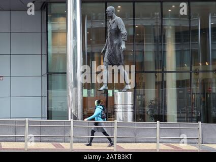 Eine Frau, die am Morgen nach Brexit, in Brüssel, Belgien, von Hanneke Beaumont an der Skulptur Vorbeiläuft, Die Nach Vorne tritt (2007). Stockfoto