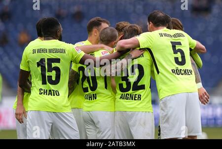 01. Februar 2020, Niedersachsen, Hannover: Fußball: 2. Bundesliga, 20. Spieltag: Hannover 96 - SV Wehen Wiesbaden in der HDI-Arena in Hannover. Wiesbadens Stefan Aigner (3. Von rechts, 32.) jubelt mit seinen Teamkollegen sein Tor zum 0:1 gegen Hannover 96. Foto: Peter Steffen / dpa - WICHTIGER HINWEIS: Gemäß den Vorschriften der DFL Deutsche Fußball Liga und des DFB Deutscher Fußball-Bund ist es verboten, im Stadion und/oder aus dem fotografierten Spiel Sequenzbilder und/oder videoähnliche Fotoserien auszubeuten oder auszubeuten. Stockfoto