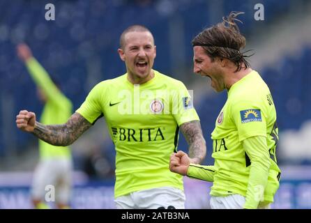 01. Februar 2020, Niedersachsen, Hannover: Fußball: 2. Bundesliga, 20. Spieltag: Hannover 96 - SV Wehen Wiesbaden in der HDI-Arena in Hannover. Wiesbadens Stefan Aigner (r) feiert sein Tor zum 0:1 gegen Hannover 96 zusammen mit seinem Teamkollegen Moritz Kuhn. Foto: Peter Steffen / dpa - WICHTIGER HINWEIS: Gemäß den Vorschriften der DFL Deutsche Fußball Liga und des DFB Deutscher Fußball-Bund ist es verboten, im Stadion und/oder aus dem fotografierten Spiel Sequenzbilder und/oder videoähnliche Fotoserien auszubeuten oder auszubeuten. Stockfoto