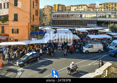 Blick auf den überfüllten Straßenmarkt im Stadtzentrum von Sanremo an der Blumenriviera an einem sonnigen Wintertag, Imperia, Ligurien, Italien Stockfoto