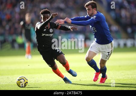 Chelseas Callum Hudson-Odoi (links) und der Ben Chilwell von Leicester City kämpfen während des Premier-League-Spiels im King Power Stadium, Leicester, um den Ball. Stockfoto