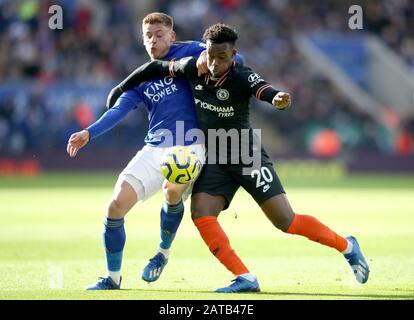 Chelseas "Callum Hudson-Odoi" (rechts) und der "Harvey Barnes"-Kampf von Leicester in der Premier League im King Power Stadium um den Ball. Stockfoto