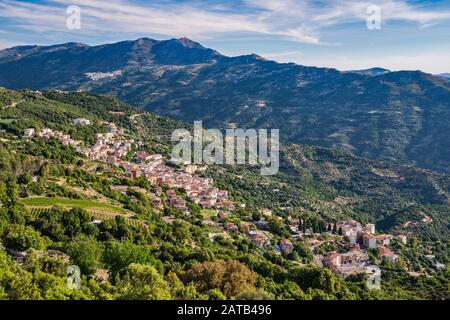 Stadt Jerzu, über das Tal Rio Pardu, Punta Tricoli über die Stadt Gairo in weiter Ferne, Region Ogliastra, Provinz Nuoro, Sardinien, Italien Stockfoto