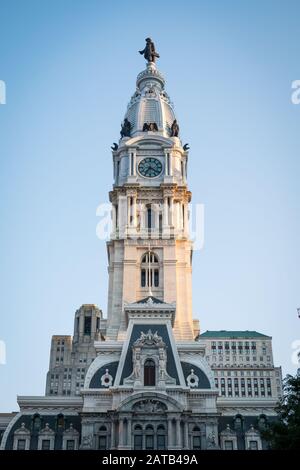 Der berühmte Turm der Philadelphia City Hall, der Regierungssitz der Stadt Philadelphia, Pennsylvania. Der Uhrturm umfasst einen Bronzesturm Stockfoto