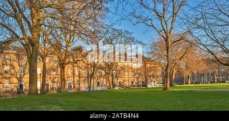 EDINBURGH SCOTLAND EINE REIHE GEORGISCHER GEBÄUDE, DARUNTER DIE OFFIZIELLE RESIDENZ DES ERSTEN MINISTERS AM CHARLOTTE SQUARE Stockfoto