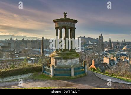 EDINBURGH SCOTLAND DAS DUGALD STEWART MEMORIAL UND DIE STADTANSICHT AN EINEM FROSTIGEN WINTERMORGEN Stockfoto