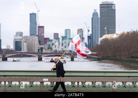 Senior White Caucasian männlich mit einer englischen Flagge über die Westminster Bridge am Brexit Day, 31. Januar 2020, in London, Großbritannien. Englisch Stockfoto