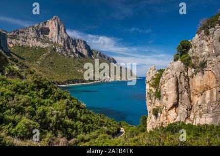 Punta Giradili-Massiv, Blick von Punta Pedra Longa, Costa di Levante, Tyrrhenische Meeresküste, Ogliastra Region, Provinz Nuoro, Sardinien, Italien Stockfoto