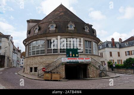 Ein rundes Gebäude in Avallon Stockfoto