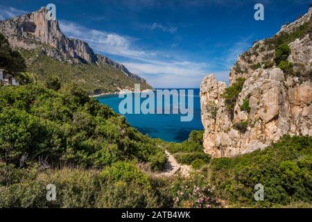 Punta Giradili-Massiv, Blick von Punta Pedra Longa, Costa di Levante, Tyrrhenische Meeresküste, Ogliastra Region, Provinz Nuoro, Sardinien, Italien Stockfoto