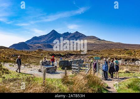Blick auf die Cuillin-Berge auf der Insel Skye Hebrides Highland Scotland UK von Glen Sligachan mit Tor in der Nähe des River Sligachan und Wegweiser Rechts Stockfoto