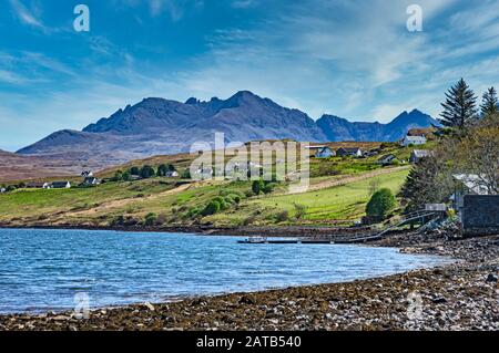 Die Cuillin Hills auf der Insel Skye Inner Hebrides Highland Scotland aus dem Dorf Carbost am Loch Harport Stockfoto