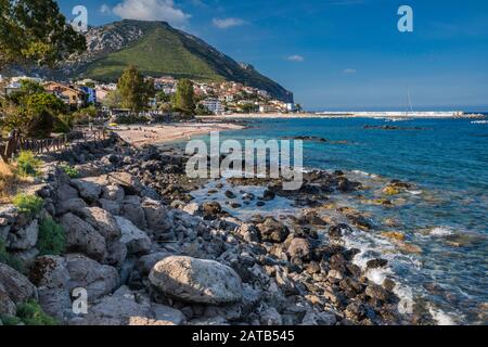 Strand im Ferienort Cala Gonone am Golfo Di Orosei, das Tyrrhenische Meer, Provinz Nuoro, Sardinien, Italien Stockfoto