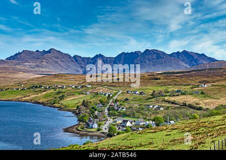 Die Cuillin Hills auf der Insel Skye Inner Hebrides Highland Scotland von oberhalb des Dorfes Carbost am Loch Harport aus gesehen Stockfoto