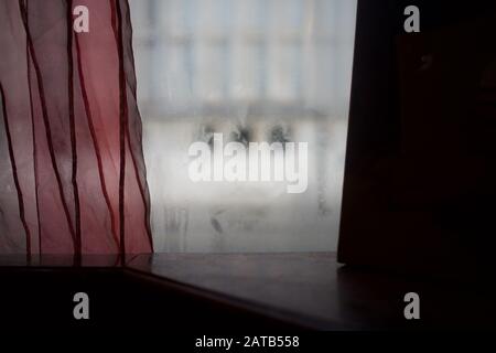 Roter Vorhang am Fenster - Außenansicht Stockfoto