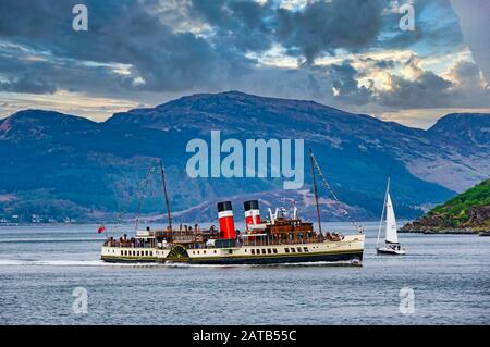 Raddampfer Waverley unterwegs nach Oban, der durch Kyle Rhea in der Nähe von Loch Alsh Isle of Skye Inner Hebrides Highland Scotland UK führt Stockfoto