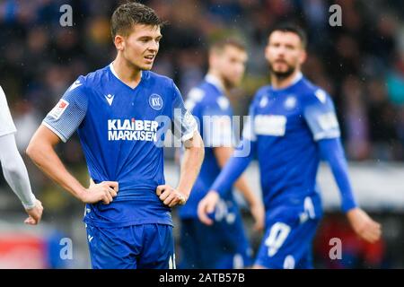 1. Februar 2020, Baden-Württemberg, Karlsruhe: Fußball: 2. Bundesliga, 20. Spieltag, Karlsruher SC - Holstein-Kiel, Wildparkstadion. Karlsruhes Marvin Wanitzek (l) und Karlsruher Marco Djuricin (r) reagieren im Spiel. Foto: Tom Weller / dpa - WICHTIGER HINWEIS: Gemäß den Vorschriften der DFL Deutsche Fußball Liga und des DFB Deutscher Fußball-Bund ist es verboten, im Stadion und/oder aus dem fotografierten Spiel in Form von Sequenzbildern und/oder videoähnlichen Fotoserien auszunutzen oder auszunutzen. Stockfoto