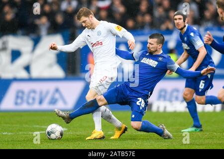 1. Februar 2020, Baden-Württemberg, Karlsruhe: Fußball: 2. Bundesliga, 20. Spieltag, Karlsruher SC - Holstein-Kiel, Wildparkstadion. Kiels Salim Khelifi (l) im Einsatz gegen Karlsruher Jerome Gondorf (r) Foto: Tom Weller / dpa - WICHTIGER HINWEIS: Gemäß den Vorschriften der DFL Deutsche Fußball Liga und des DFB Deutscher Fußball-Bund ist es untersagt, im Stadion und/oder aus dem fotografierten Spiel in Form von Sequenzbildern und/oder videoartigen Fotoserien auszunutzen oder auszunutzen. Stockfoto