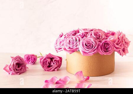 Blumenarrangement aus pinkfarbenen Rosen für den Frühling Stockfoto