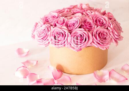 Blumenarrangement aus pinkfarbenen Rosen für den Frühling Stockfoto