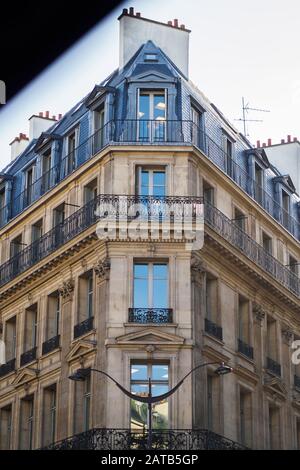 Typische alte pariser Bauarchitektur aus den Straßen von Paris Stockfoto