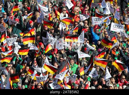 Garmisch Partenkirchen, Deutschland. Februar 2020. Ski Alpin: Weltcup, Abfahrt, Herren. Die Zuschauer jubeln im Ziel mit deutschen Fahnen. Credit: Stephan Jansen / dpa / Alamy Live News Stockfoto