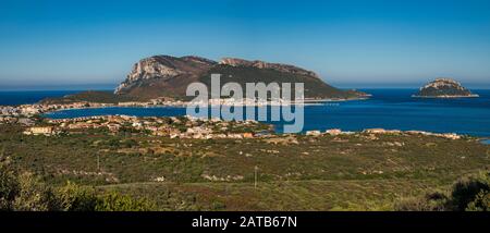 Capo Figari, Stadt und Hafen von Golfo Aranci, Isola di Figarolo auf der rechten Seite, Mittelmeer, Gallura-Region, Provinz Sassari, Sardinien, Italien Stockfoto