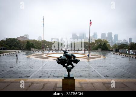 PHILADELPHIA. Pennsylvania - 3. Oktober 2019: Nebel und Regen schaffen einen ruhigen Arbeitstag in der Innenstadt von Philadelphia Stockfoto