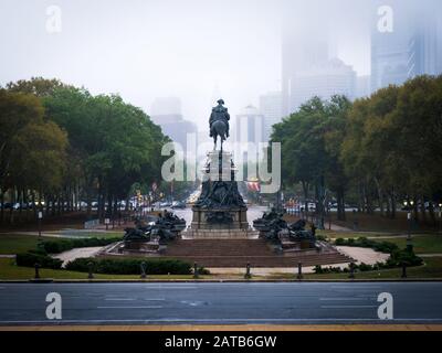 PHILADELPHIA. Pennsylvania - 3. Oktober 2019: Nebel und Regen schaffen einen ruhigen Arbeitstag in der Innenstadt von Philadelphia Stockfoto