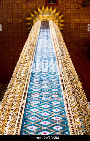 Aufwendige Steinarbeiten am Grand Temple in Bangkok, Thailand Stockfoto