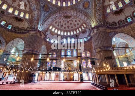 Istanbul, Türkei - 18 Aug, 2015: im Inneren der Blauen Moschee auch bekannt als Sultan Ahmed. Funktionsweise Moschee ist ein beliebtes Reiseziel Stockfoto