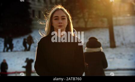 Eine junge blonde Frau auf der Eisbahn Stockfoto