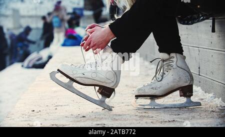 Eine Frau hat die Hände, um ihre Figur zu entbinden Stockfoto