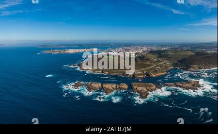 Luftaufnahme einer Küstenstadt an der Coruna und des Bergparks San Pedro, Galicien Stockfoto