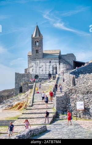 Portovenere, Italien - 19 September 2018: Touristen besuchen Sie die berühmte Kirche in der Cinque Terre in Ligurien Stockfoto