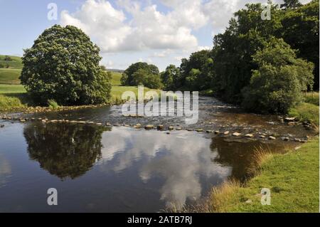 Rund um Großbritannien - Ein Bild, das auf dem "Dales Way" zwischen Grassington & Burnsall, North Yorkshire, Großbritannien aufgenommen wurde Stockfoto