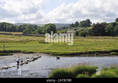 Rund um Großbritannien - Trittsteine über den River Wharfe. Ein Bild, das auf dem "Dales Way" zwischen Grassington & Burnsall, North Yorkshire, Großbritannien aufgenommen wurde Stockfoto