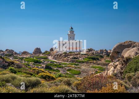 Leuchtturm, Granit-Formationen in Capo Testa, in der Nähe von Santa Teresa di Gallura, Gallura, Provinz Sassari, Sardinien, Italien Stockfoto