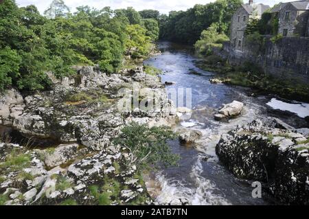 Rund um Großbritannien - Linton Falls. Ein Bild, das auf dem "Dales Way" zwischen Grassington & Burnsall, North Yorkshire, Großbritannien aufgenommen wurde Stockfoto