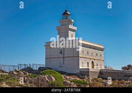 Leuchtturm, Granit-Formationen in Capo Testa, in der Nähe von Santa Teresa di Gallura, Gallura, Provinz Sassari, Sardinien, Italien Stockfoto